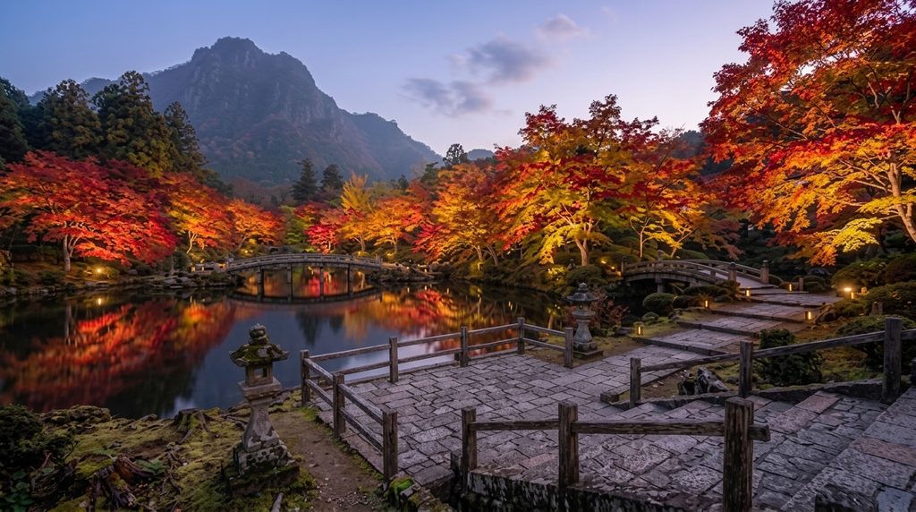 夕暮れにライトアップされた御船山楽園の紅葉と池の映り込み